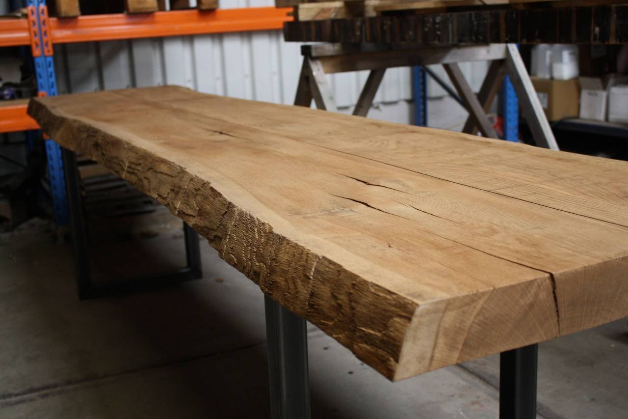 Eiken boomstam tafel met stalen U