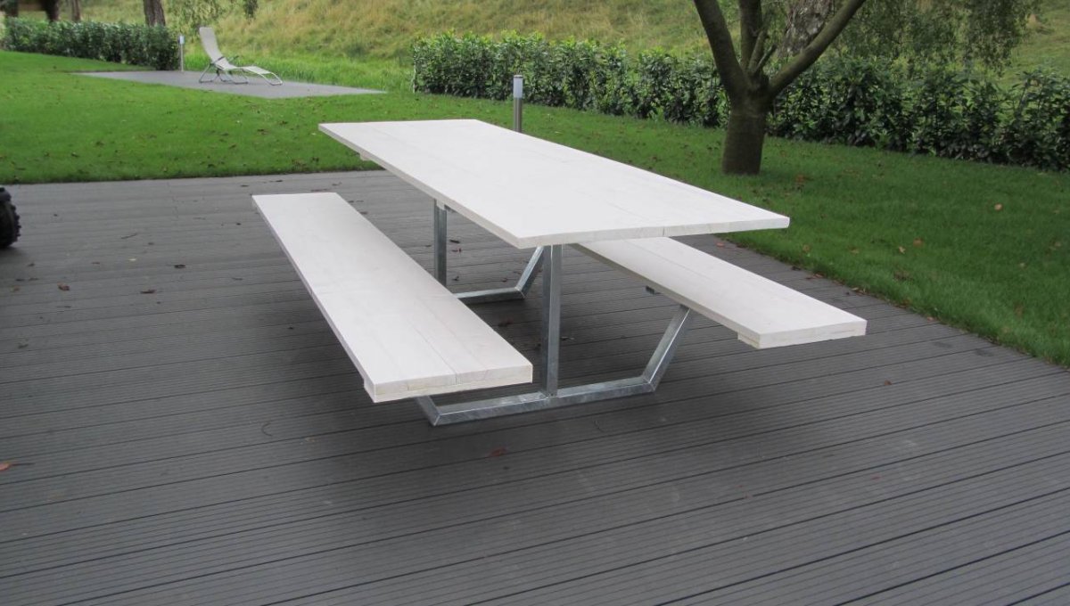 Picknick tafel met white wash houten blad en stalen onderstel