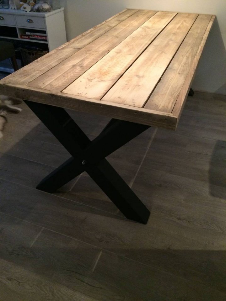 Tafel met steigerhout blad en stalen kruis onderstel