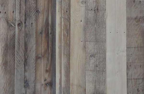 Tafel van sloophout met versteklijst