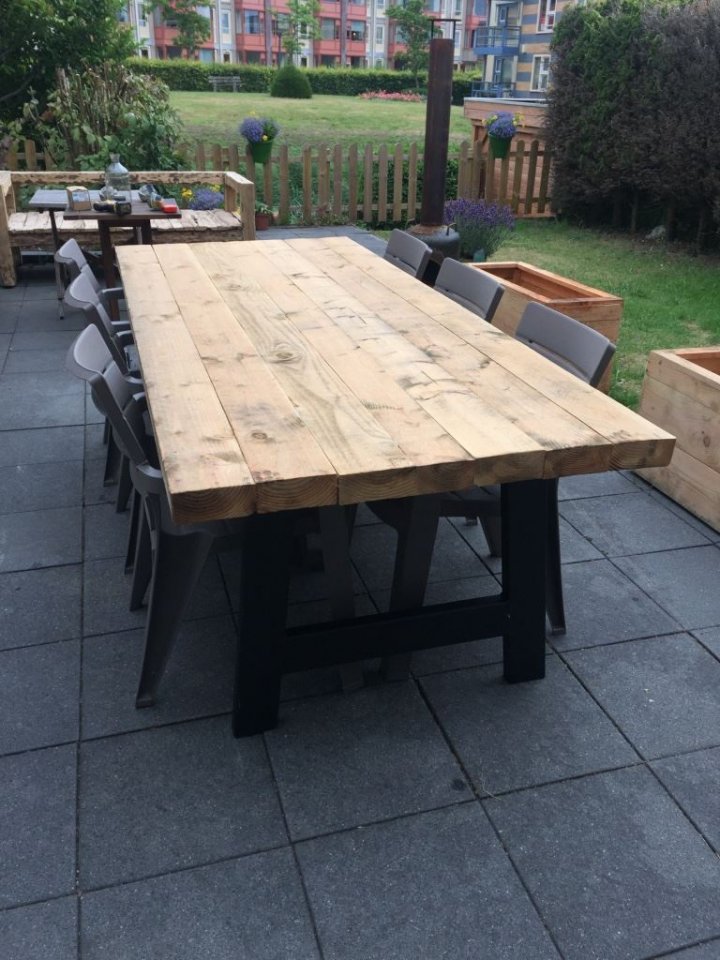 Tafel met Douglas balken blad en stalen A onderstel