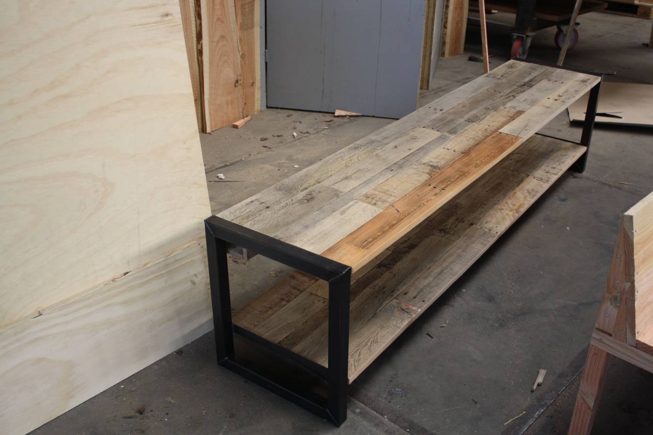Verwarren Aarzelen Klik TV meubel van Eiken sloophout met een stalen frame