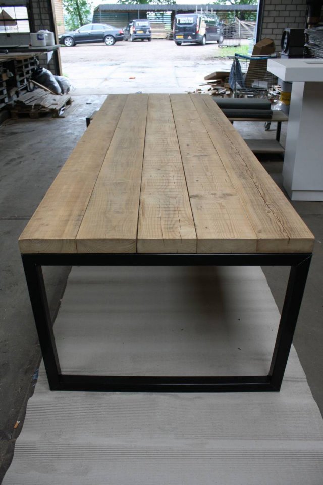 Eettafel balken blad met stalen Oframe